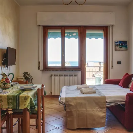 A Un Sottopasso Dal Mare - Relax Con Vista E Posto Auto!